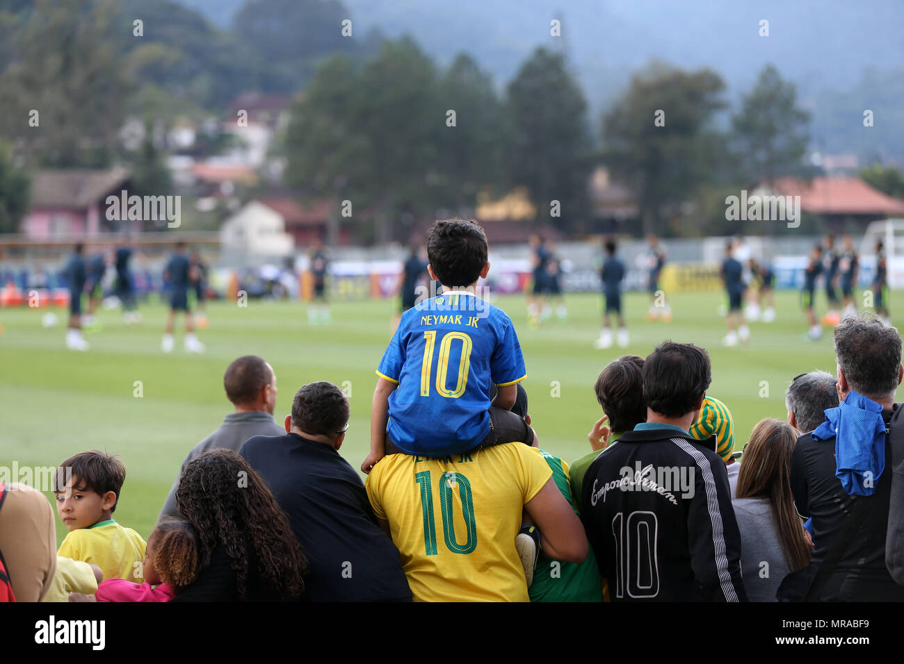 (180526) - TERESOPOLIS, 26. Mai 2018 -- Fans sehen Sie ein Training der brasilianischen Fußball-Nationalmannschaft vor der WM in Russland Teresopolis, Brasilien, am 25. Mai 2018. (Xinhua / Li Ming) Stockfoto