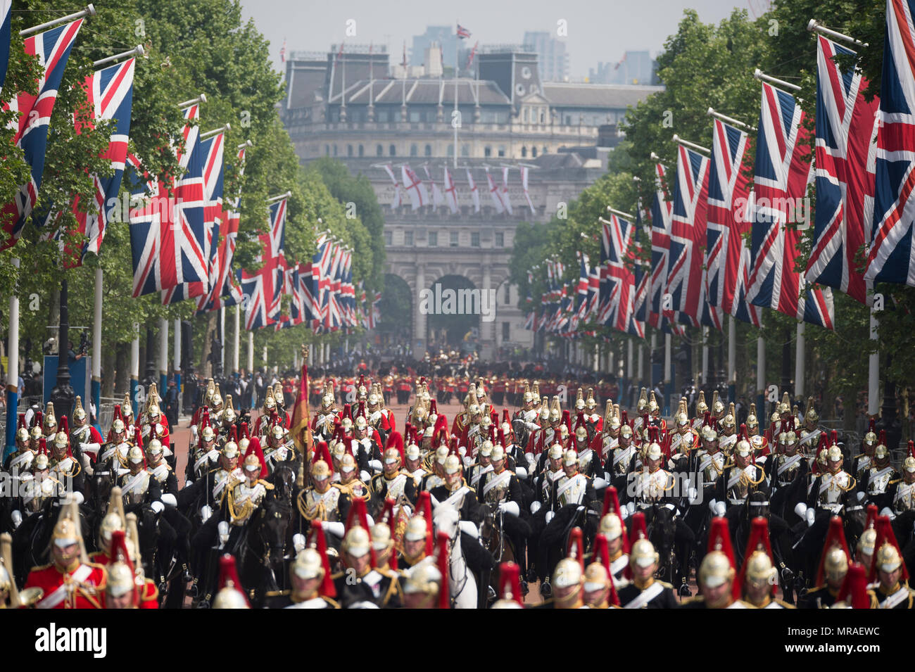 Die Mall, London, UK. 26. Mai, 2018. Die wichtigsten allgemeinen Überprüfung in brütender Hitze gehalten wird, dem vorletzten Probe für den Geburtstag der Königin Parade, die auch als die Farbe bekannt. 1400 Soldaten aus der Abteilung Haushalt und die King's Troop Royal Horse artillery Teil in diesem Maßstab Probe nehmen. Ein Meer von Gold Household Cavalry Helme als die militärische Prozession den Weg entlang der Mall macht nach der Parade in Horse Guards. Fußschutz in der Ferne sind durch einen Hitze Dunst gesehen. Credit: Malcolm Park/Alamy Leben Nachrichten. Stockfoto