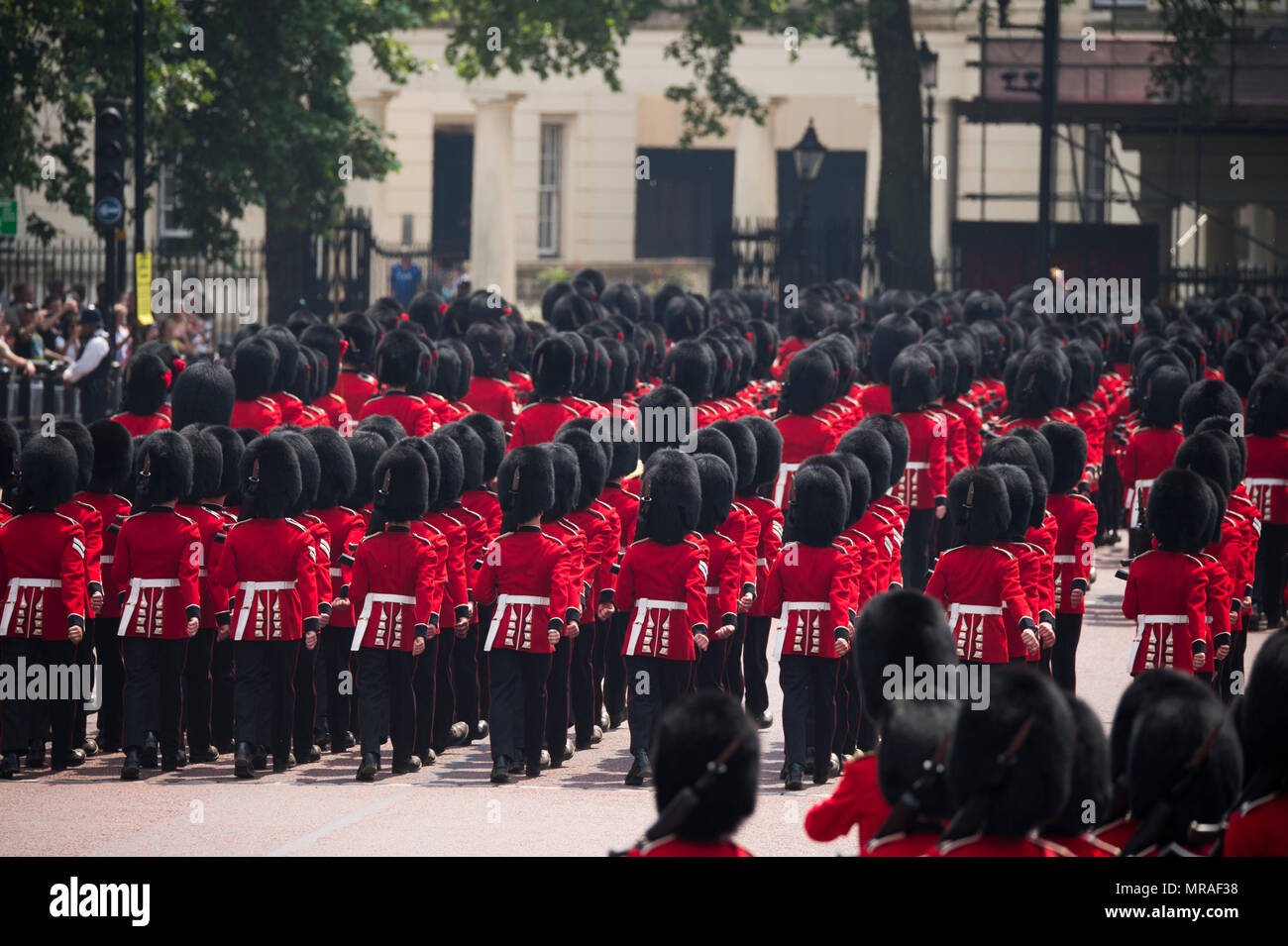Die Mall, London, UK. 26. Mai, 2018. Die wichtigsten allgemeinen Überprüfung in brütender Hitze gehalten wird, dem vorletzten Probe für den Geburtstag der Königin Parade, die auch als die Farbe bekannt. 1400 Soldaten aus der Abteilung Haushalt und die King's Troop Royal Horse artillery Teil in dieser ersten umfassenden Probe nehmen. Credit: Malcolm Park/Alamy Leben Nachrichten. Stockfoto