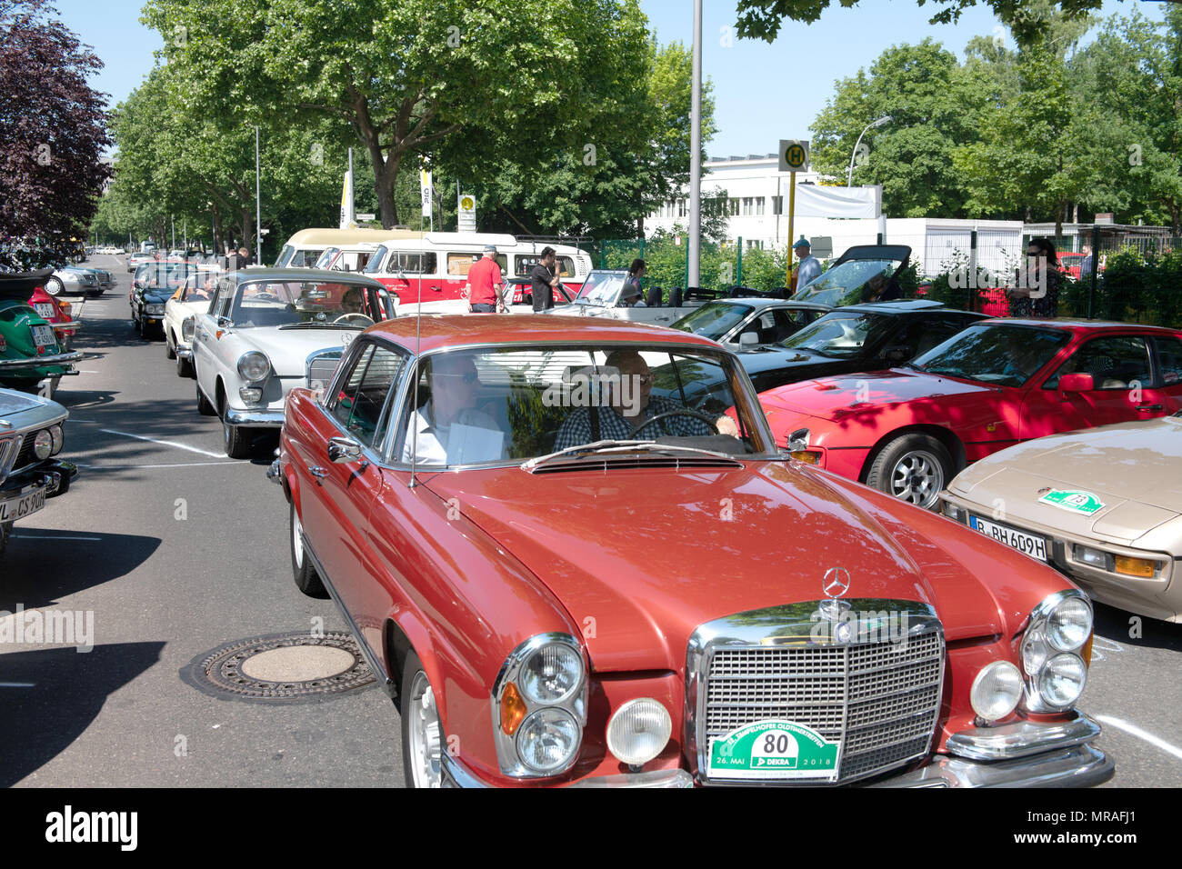 26. Mai 2018, Deutschland, Berlin: Oldtimer sind auf Anzeige an der Dekra Classic Car "Treffen in Tempelhof. Foto: Paul Zinken/dpa Stockfoto