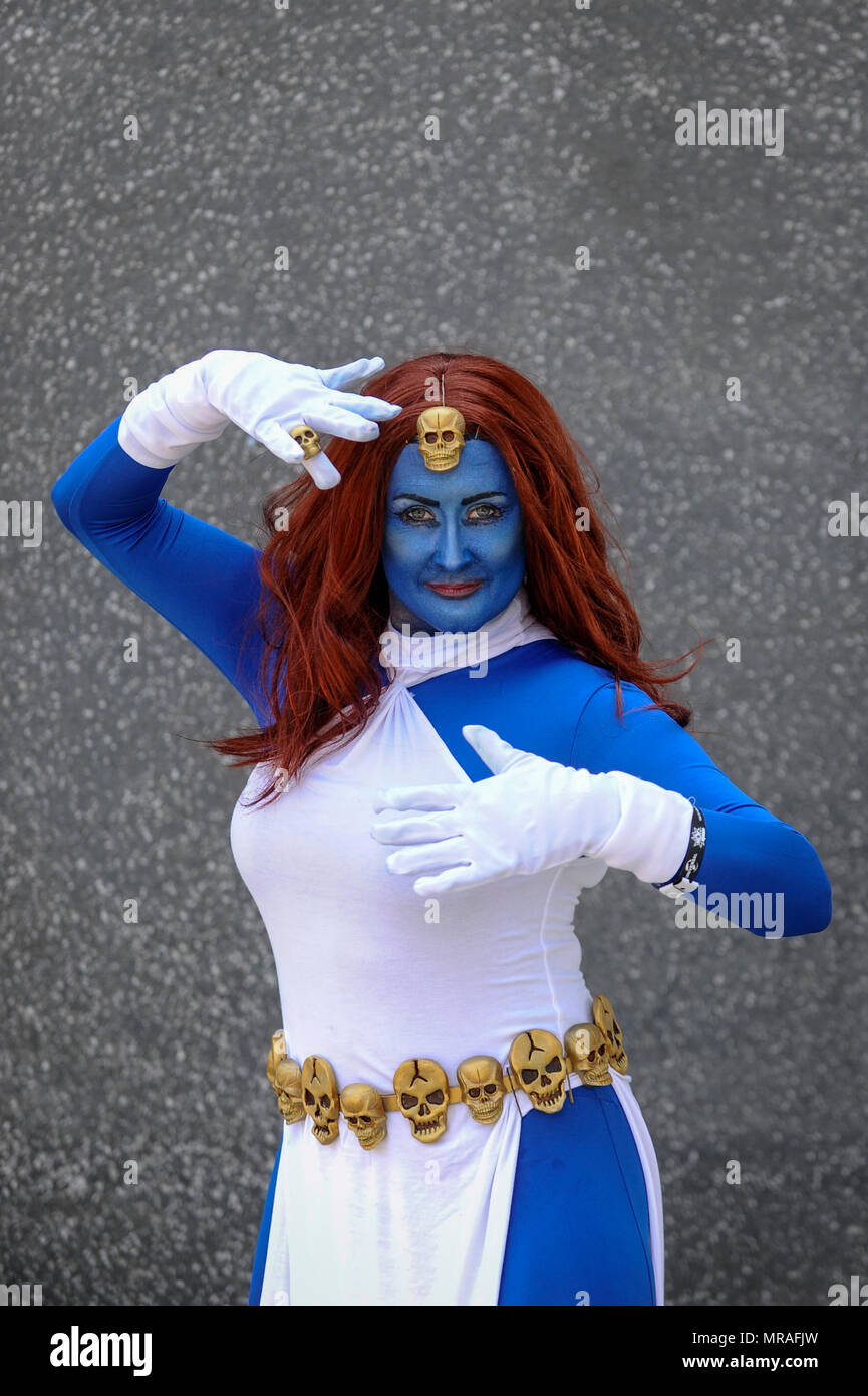 London Grossbritannien 26 Mai 2018 Eine Frau Als Mystique Aus X Men Verbindet Cosplayer Tag Teilnahme An Zwei Von Mcm Comic Con Bei Excel Im Osten Londons Gekleidet Tausende Von Fans Der Videospiele