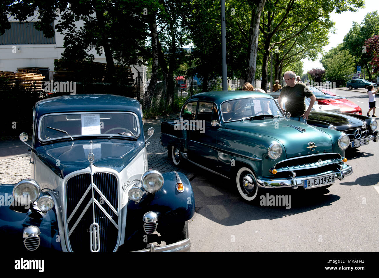 26. Mai 2018, Deutschland, Berlin: Oldtimer sind auf Anzeige an der Dekra Classic Car "Treffen in Tempelhof. Foto: Paul Zinken/dpa Stockfoto