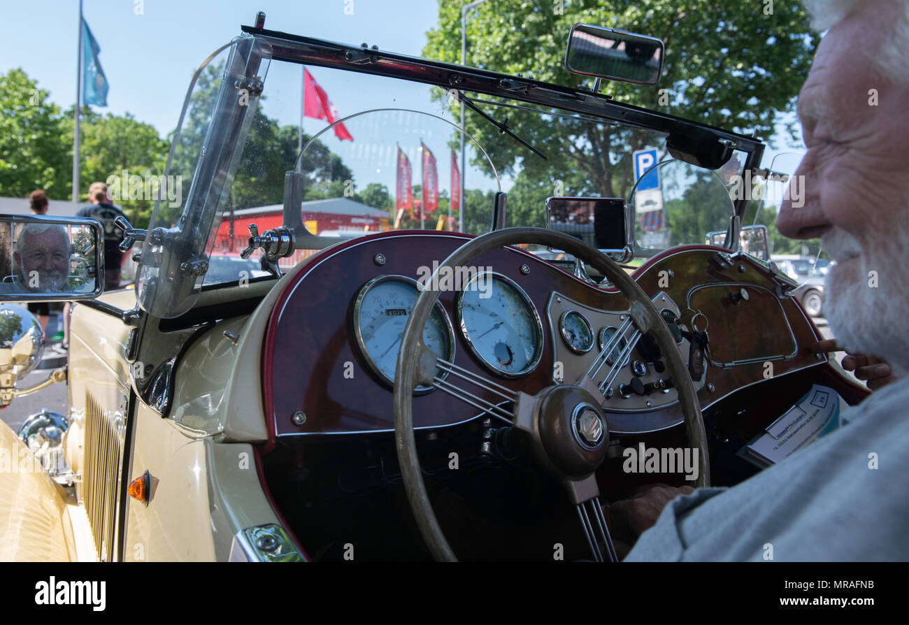 26. Mai 2018, Deutschland, Berlin: Keith Swinden nahm seine MG von 1951 bis der Dekra-Klassiker "Treffen in Tempelhof. Foto: Paul Zinken/dpa Stockfoto