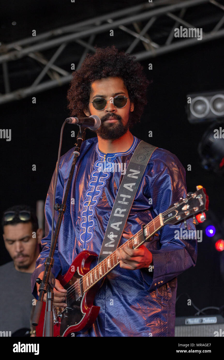 Belfast, UK, 26. Mai 2018. Imarhan ist algerische Tuareg Desert Rock Quintett 2006 in Tamanrasset, Algerien gebildet. Ihre erste und das gleichnamige Album Imarhan vom deutschen Label City Slang im Jahr 2016 produziert wurde. Sie führten in Belfast, Nordirland als Teil von BBC 6 Music Größte Wochenende. 25. Mai 2018 Stockfoto