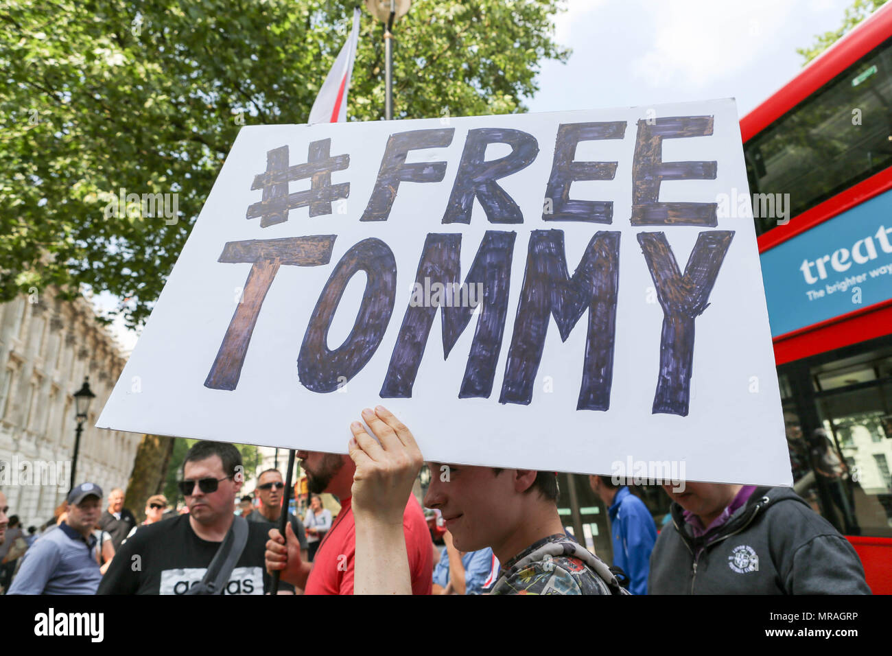 London, UK, 26. Mai 2018. 26 Mai, 2018. Protest außerhalb der Downing Street zu weit rechts Aktivist Tommy Robinson, die für den Bruch des Friedens vor einem Gericht in Leeds am 25. Mai, in denen eine Pflege Studie angeblich im Gange ist, festgehalten wurde. Penelope Barritt/Alamy leben Nachrichten Stockfoto