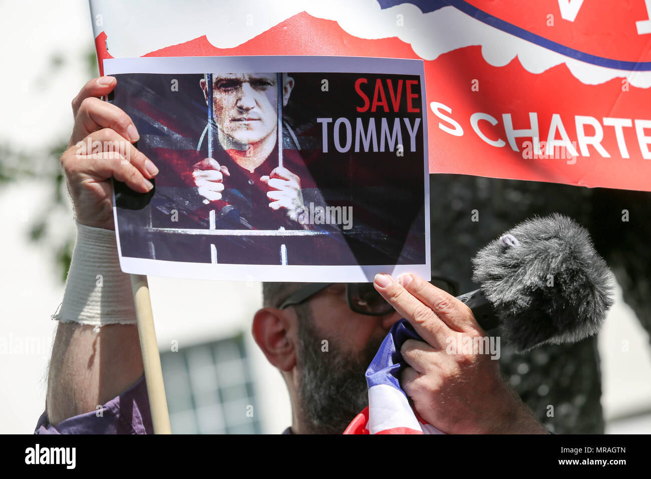 London, UK, 26. Mai 2018. 26 Mai, 2018. Protest außerhalb der Downing Street zu weit rechts Aktivist Tommy Robinson, die für den Bruch des Friedens vor einem Gericht in Leeds am 25. Mai, in denen eine Pflege Studie angeblich im Gange ist, festgehalten wurde. Penelope Barritt/Alamy leben Nachrichten Stockfoto