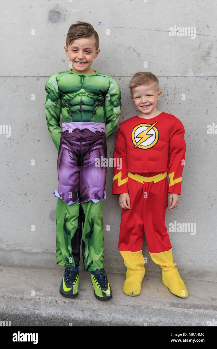 ExCel, London, 26. Mai 2018. Tommy (rechts) gekleidet, wie Flash, und Tyler (links), als Hulk gekleidet sind, Comicon mit ihrer Mutter und freuen uns auf einen Tag voller Spaß. Cosplayer, Comic, Superhelden und kostümierte Besucher kommen zusammen für MCM COMICON 2018 Am zweiten Tag, einem belebten Samstag, bei ExCel Exhibition Centre 25. bis 27. Mai läuft. Credit: Imageplotter Nachrichten und Sport/Alamy leben Nachrichten Stockfoto