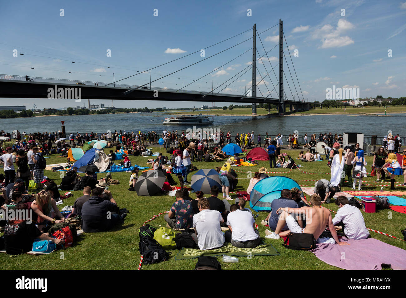 Düsseldorf, Deutschland. 26. Mai 2018. Menschenmassen versammeln sich an den Ufern des Rheins. Die jährlichen Japan Tag (japan-tag) Festival deutsch-japanische Freundschaft findet in Düsseldorf. Die Kultur und Lifestyle Event lockt Hunderttausende von Besuchern jedes Jahr. Rheinkniebrücke Brücke an der Rückseite. Foto: 51 North/Alamy leben Nachrichten Stockfoto