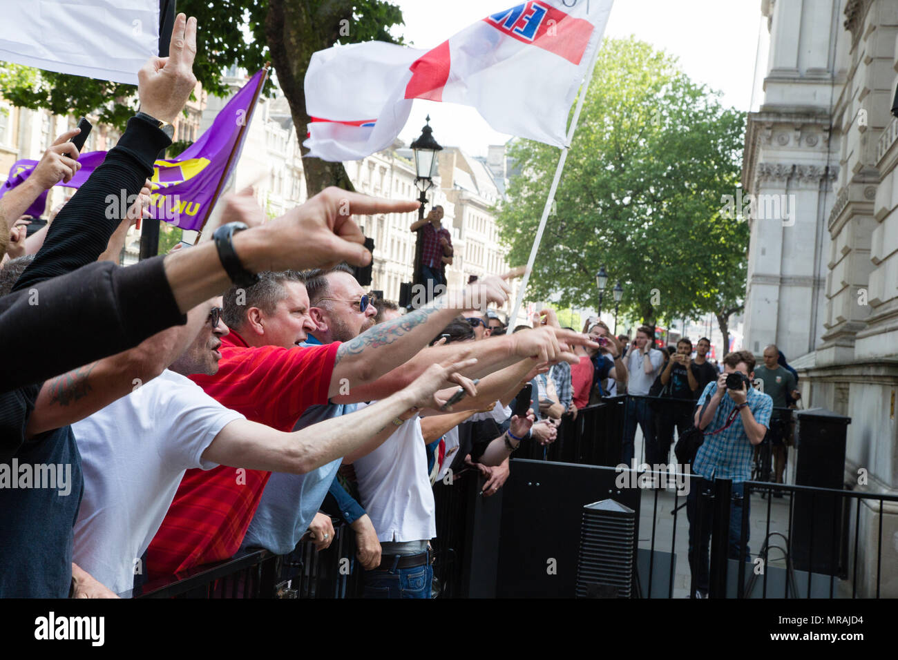 London UK 26 Mai 2018 Rechtsextreme fans Protest außerhalb der Downing Street anspruchsvolle Version von Tommy Robinson, die für den Bruch des Friedens vor einem Gericht in Leeds am 25. Mai wegen des Verdachts auf Verstoß gegen den Frieden festgehalten wurde. Stockfoto