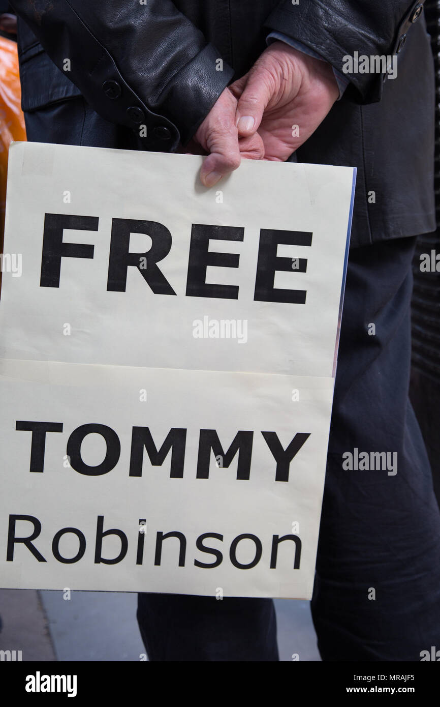 London UK 26 Mai 2018 Rechtsextreme fans Protest außerhalb der Downing Street anspruchsvolle Version von Tommy Robinson, die für den Bruch des Friedens vor einem Gericht in Leeds am 25. Mai wegen des Verdachts auf Verstoß gegen den Frieden festgehalten wurde. Stockfoto