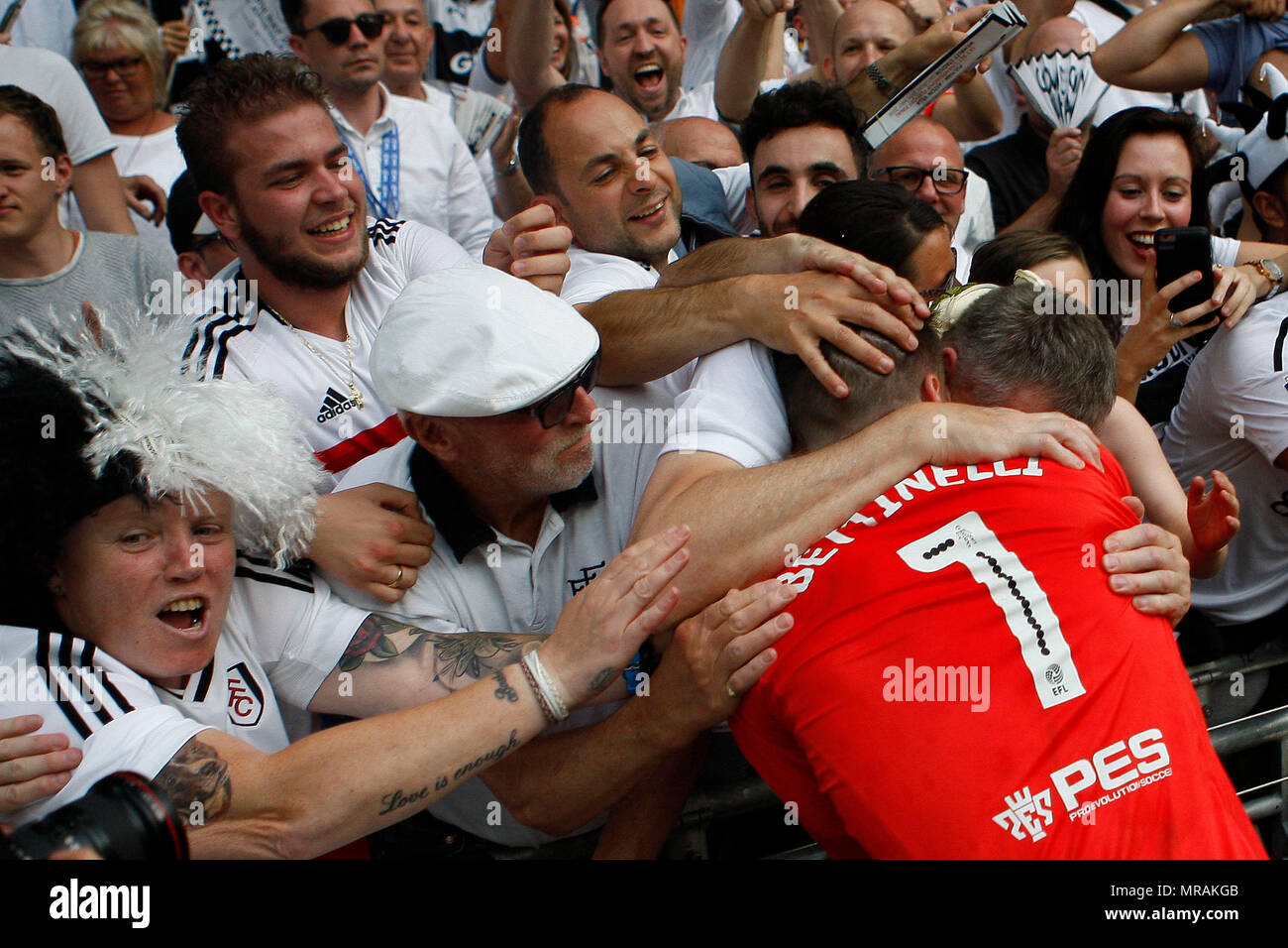 London, Großbritannien. 26 Mai, 2018. Fulham, London, UK, 26. Mai 2018. Marcus Bettinelli von Fulham Fulham ist von den Fans angepöbelt, wie sie feiern, nachdem Sie den Aufstieg in die Premier League gewinnen. EFL Skybet Meisterschaft Play off Finale, Aston Villa v Fulham im Wembley Stadion in London am Samstag, den 26. Mai 2018. Dieses Bild dürfen nur für redaktionelle Zwecke verwendet werden. Nur die redaktionelle Nutzung, eine Lizenz für die gewerbliche Nutzung erforderlich. Keine Verwendung in Wetten, Spiele oder einer einzelnen Verein/Liga/player Publikationen. pic von Steffan Bowen/Andrew Orchard sport Fotografie/Alamy Live news Credit: Andrew Orchard sport Fotografie/Alam Stockfoto