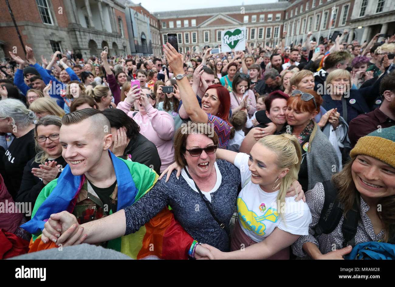 Dublin, Irland. 26. Mai 2018. Jubilant Szenen an das Ergebnis des Referendums in Dublin Castle dieser Abend, wie Irland hebt die Acht Änderung der Verfassung, die das Leben der Ungeborenen mit dem Leben der Mutter gleichgesetzt hatte. Credit: Laura Hutton/Alamy Leben Nachrichten. Stockfoto