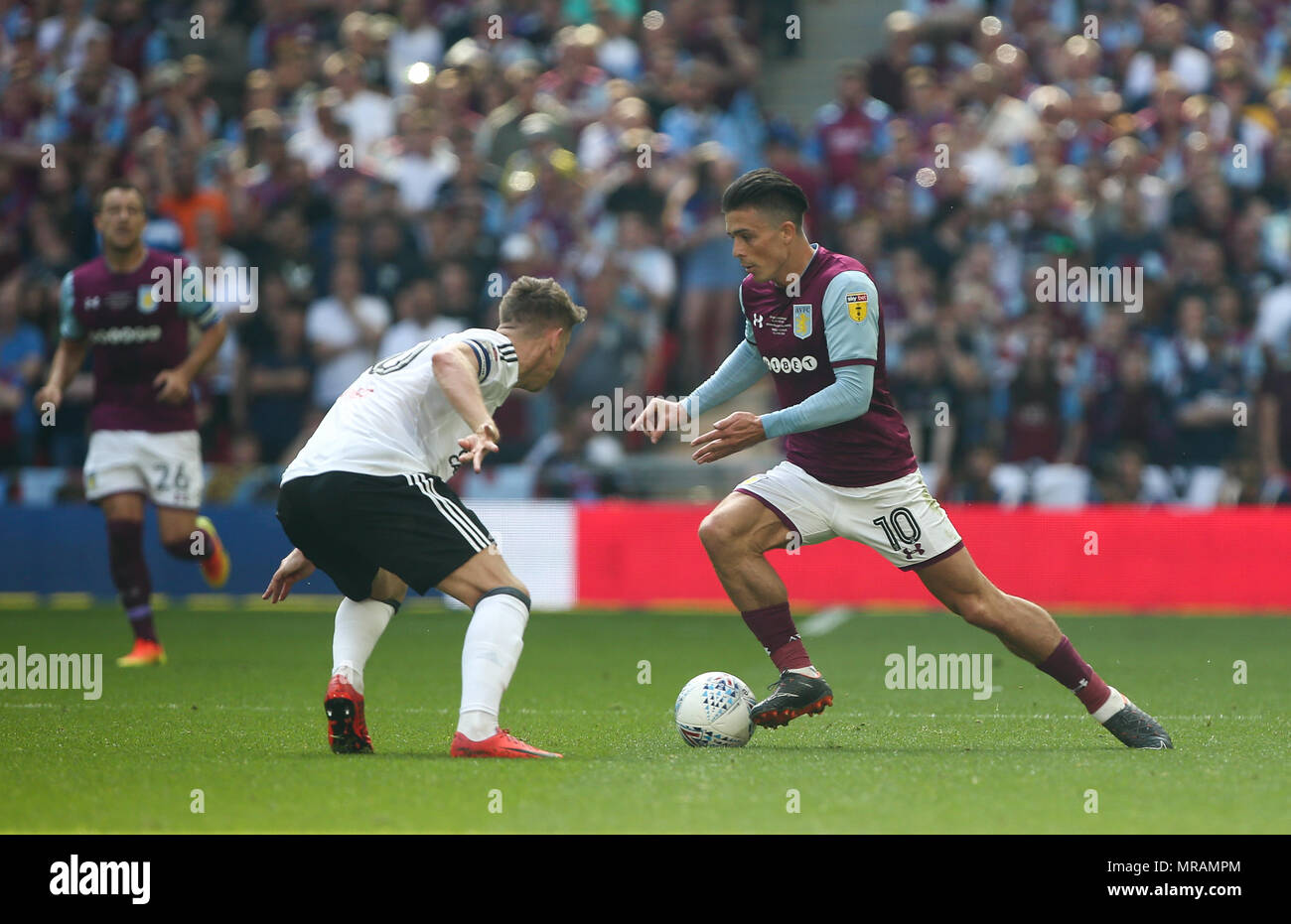 Jack Grealish von Aston Villa läuft mit Tom Cairney von Fulham während der Sky Bet Meisterschaft Play-Off Finale zwischen Aston Villa und Fulham im Wembley Stadium am 26. Mai 2018 in London, England. (Foto durch Arron Gent/phcimages.com) Stockfoto