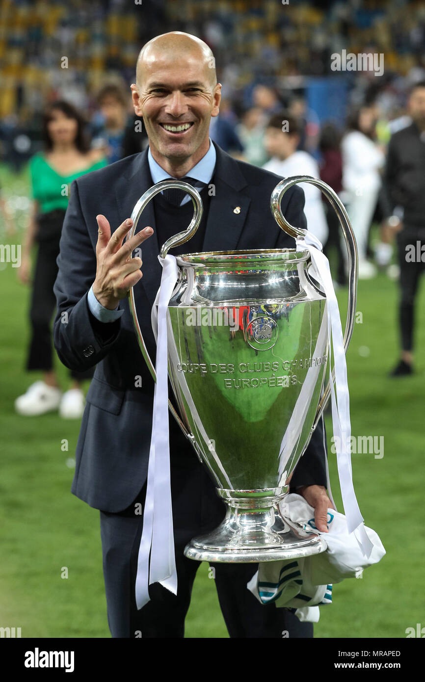 Kiew, Ukraine. 26 Mai, 2018. Real Madrid Manager Zinedine Zidane feiert mit der Trophäe, nachdem das Finale der UEFA Champions League Spiel zwischen Real Madrid und Liverpool an olimpiyskiy National Sports Complex am 26. Mai 2018 in Kiew, Ukraine. (Foto von Daniel Chesterton/phcimages.com) Credit: PHC Images/Alamy leben Nachrichten Stockfoto