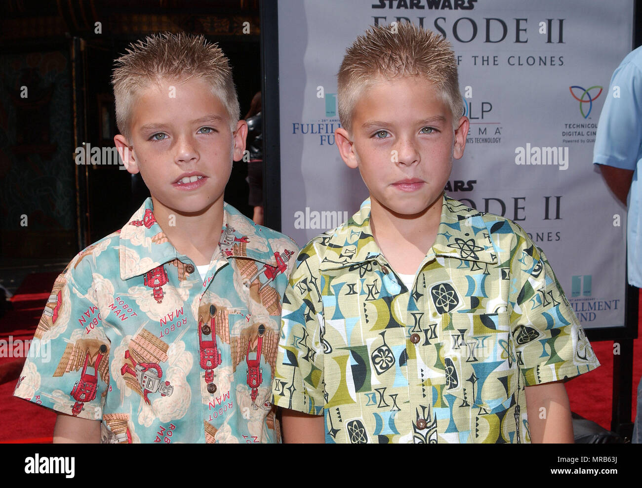 Dylan Und Cole Sprouse An Der Los Angeles Premiere Von Star Wars Episode Ii Angriff Der Klonkrieger An Der Chinese Theater 12 Mai 2002 Red Carpet Event Vertikal Usa Filmindustrie Prominente Fotografie
