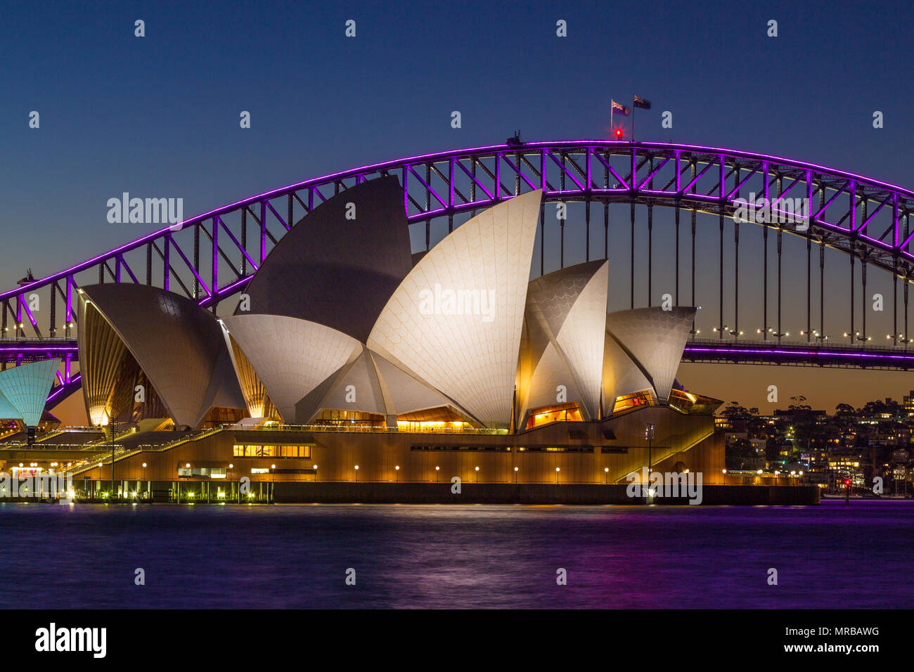 Sydney Harbour Bridge und das Opernhaus von Sydney während des „Vivid Sydney“-Festivals 2018, das besondere Lichteffekte auf bemerkenswerte Wahrzeichen projiziert. Stockfoto