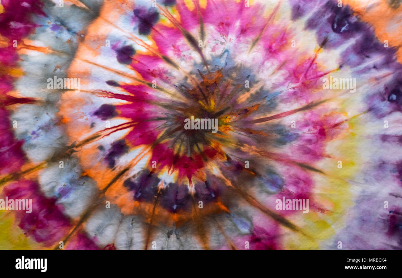 Tye Dye Swirl Muster mit Orange, Lila, Gelb, Rosa, weißen und blauen Farbtönen. Stockfoto