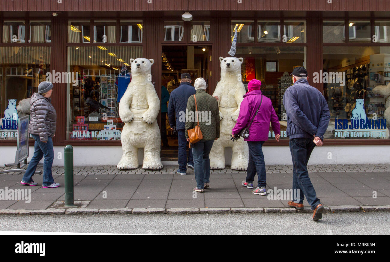 Touristen, die Polar Geschenkeladen; ein Nordic, Stadt, Reisen, Architektur, Stadt, Europa, Island, Island, Skandinavien, traditionelle, Arktis, skandinavischen, Straße, Gebäude, Kapital, Innenstadt, Nord, Menschen, Szene, Shopping, Souvenir urban Einkaufen und Shopping in Reykjavik, Island, Stockfoto