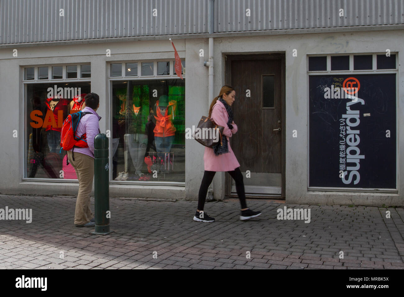 SuperDry business, Bekleidung Einzelhandel, Winter parka Jacken Bekleidung, Textilien, fashion Logo, Form & Branding Geschäfte, Einkaufen und Shopping in Reykjavik, Island, Stockfoto