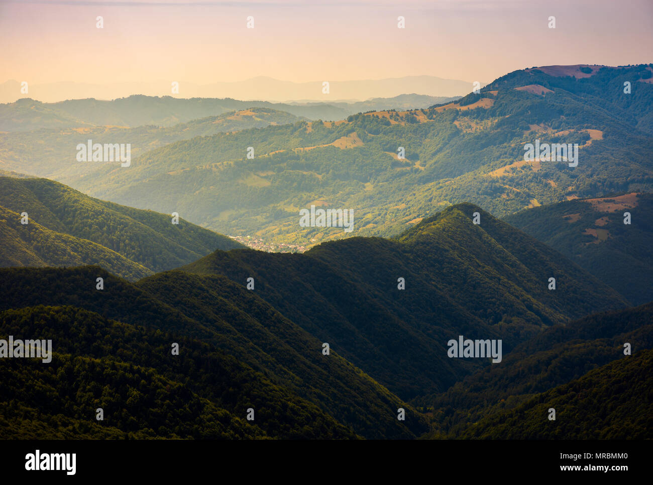 Schönen sanften Hügeln der Karpaten. schönen Sommer Landschaft, Vogelperspektive. Dorf Brustury unten im Tal, Transkarpatien, Ukraine Stockfoto