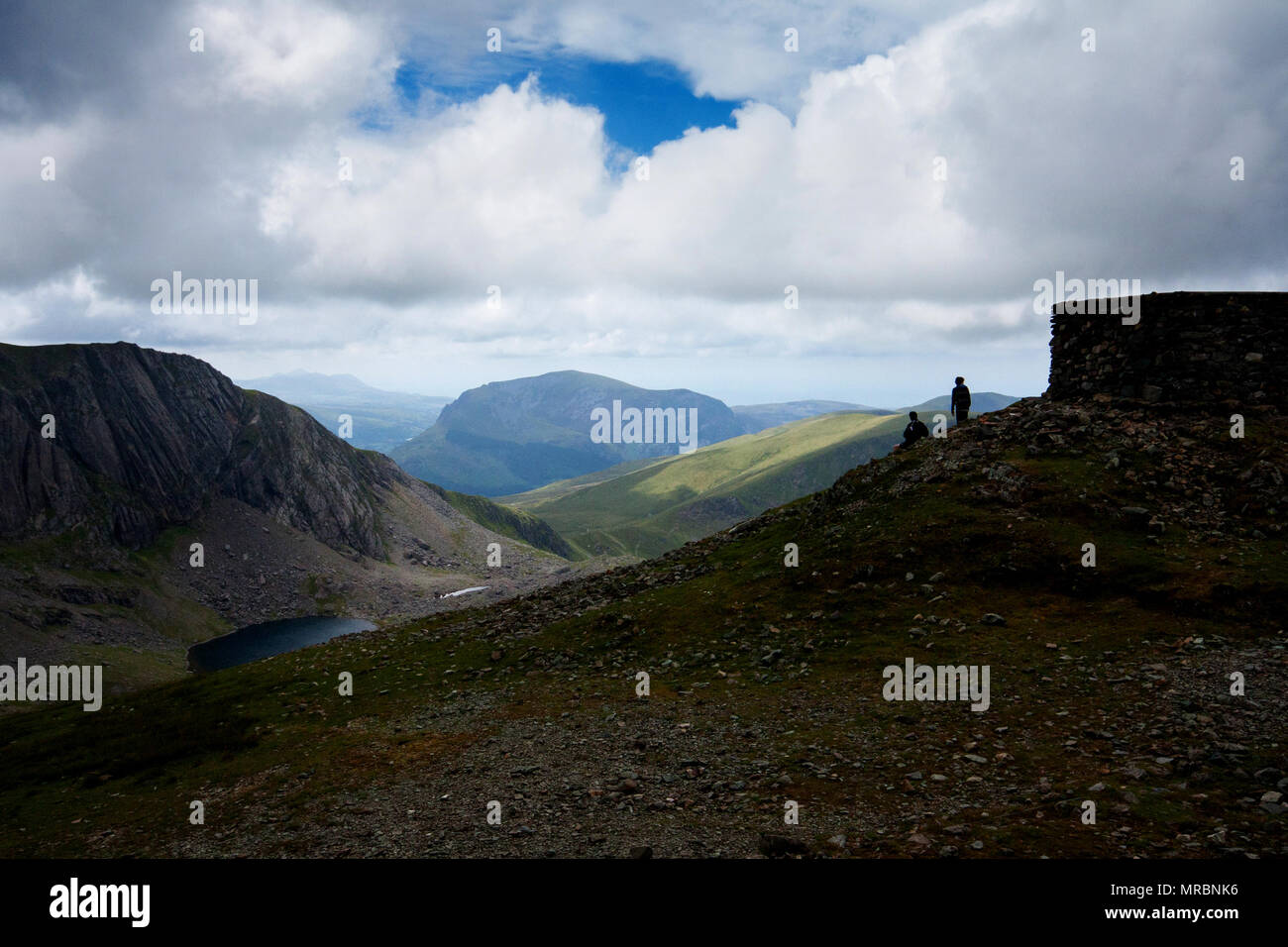 Paar Silhouette mit Blick auf die Berge von Snowdonia National Park, Wales. Stockfoto