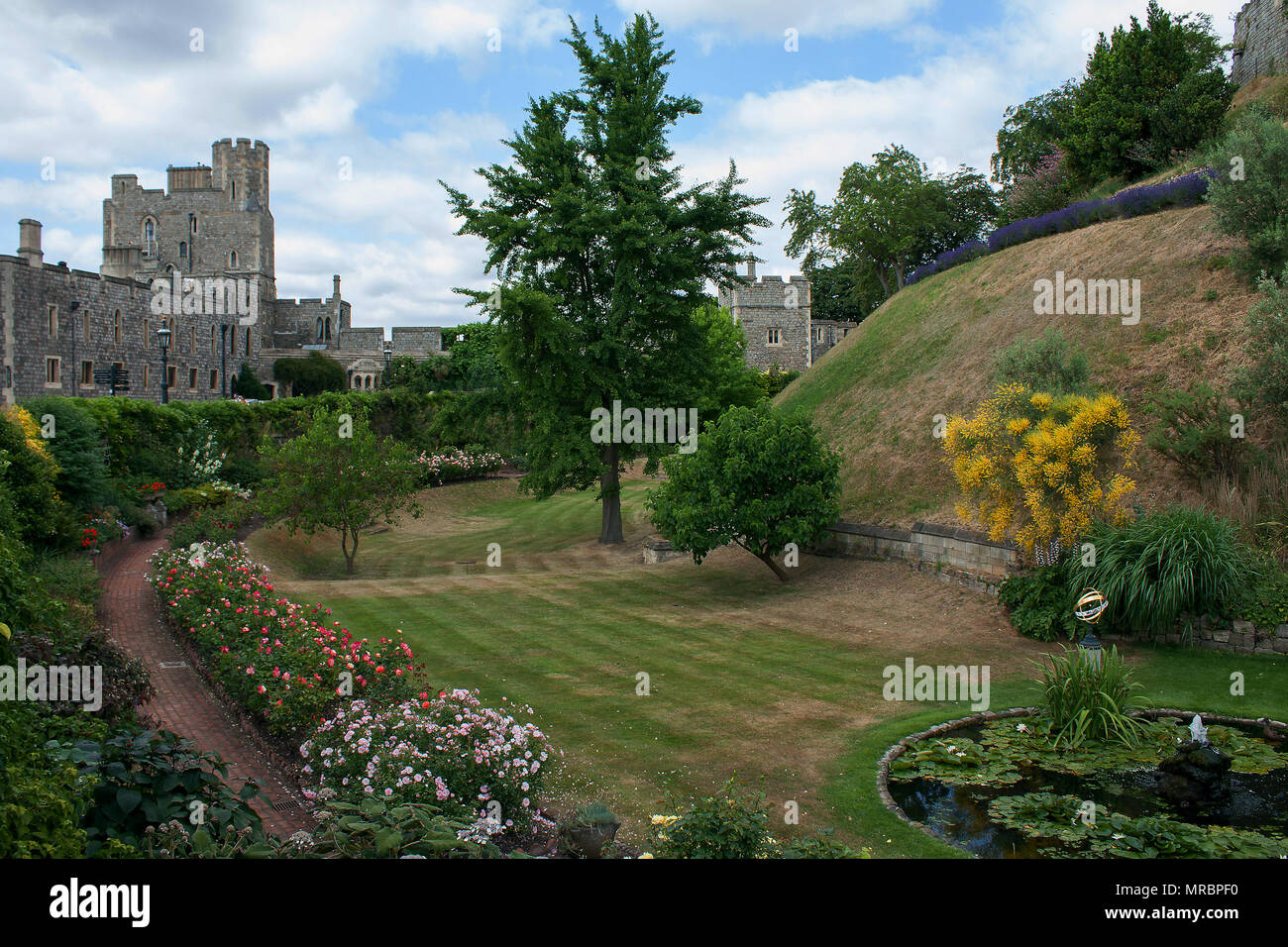 Inneren Garten rund um den runden Turm in der Mitte der Station von Windsor Castle, die Residenz der britischen königlichen Familie in England, Großbritannien. Stockfoto