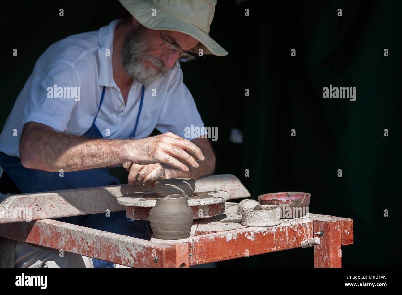 Handwerker, Tongefäße mit einer manuellen Rad in Fountains Abbey, Ripon, Großbritannien Stockfoto
