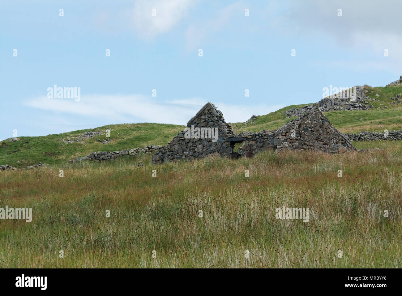 Hütte aus Stein Ruinen auf der Spur auf der Aufstieg zum Snowdon Mountain gesehen, Snowdonia National Park, Wales. Stockfoto