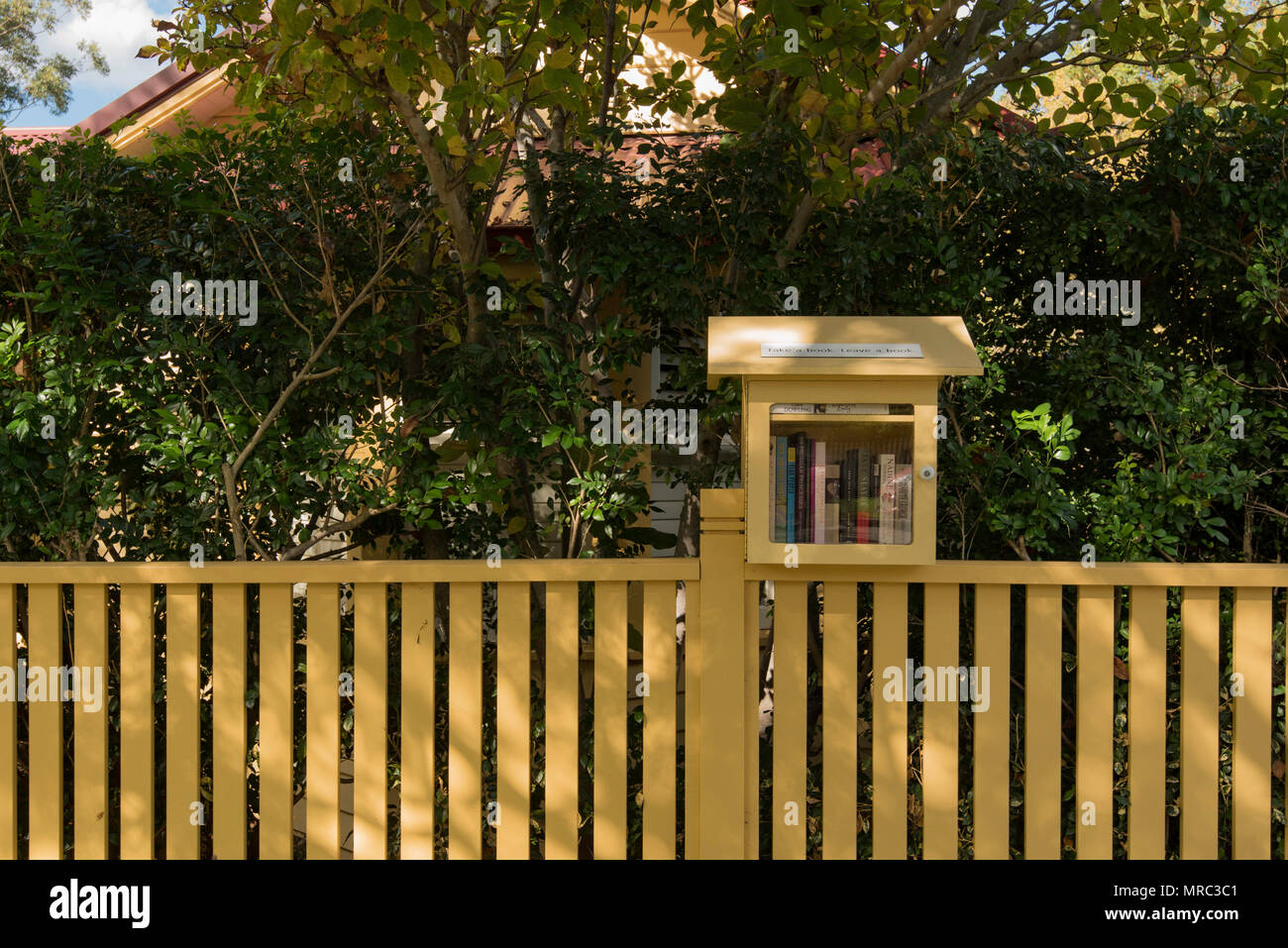 Eine Straße Bibliothek in einem Suburban Street in Sydney. Gebaut und lokal verwaltet diese mini Bibliotheken lesen, weitergeben und ein Gefühl von Gemeinschaft zu fördern. Stockfoto