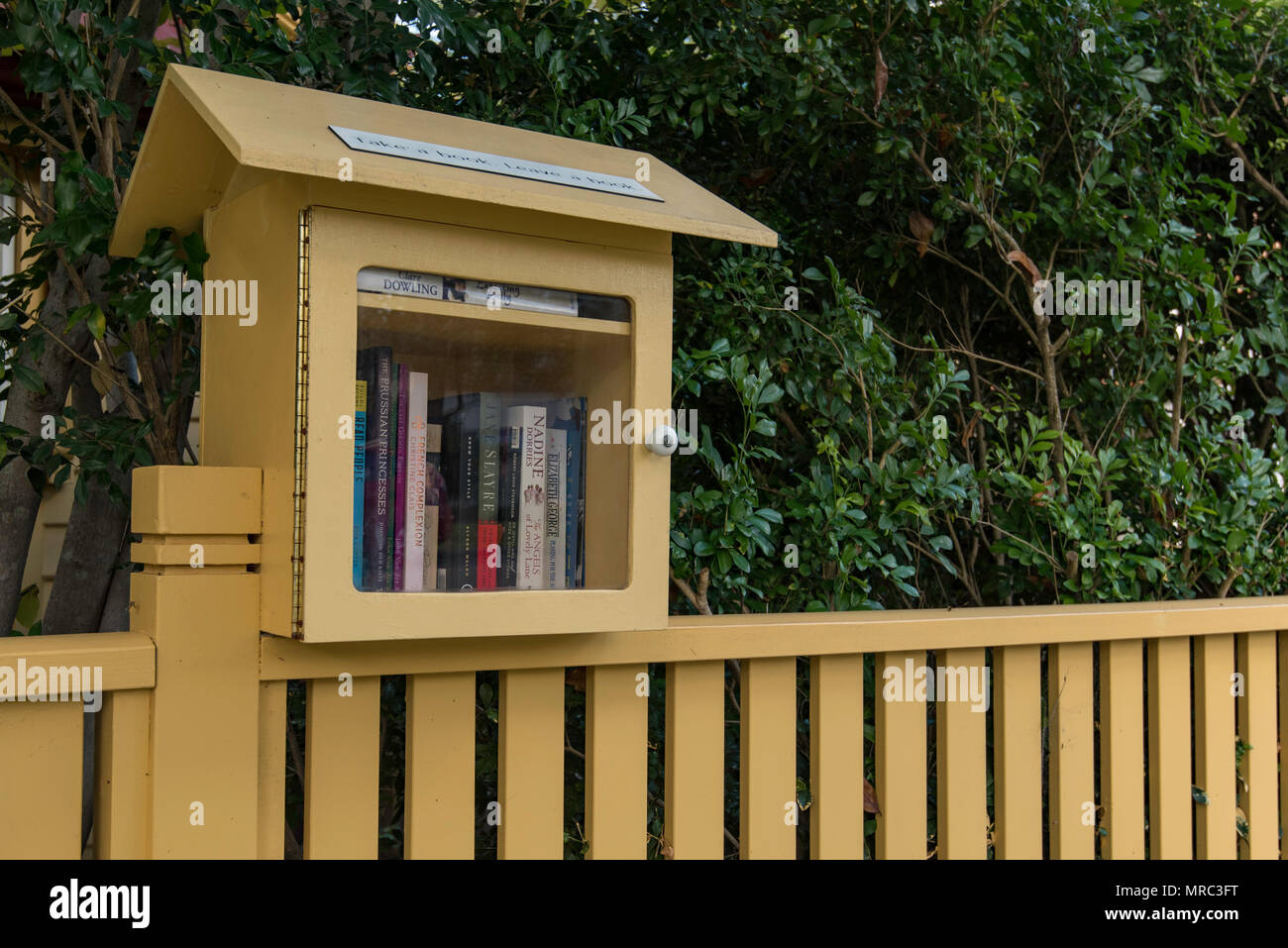 Eine Street Library in einer Vorstadtstraße in Gordon Sydney. Diese Mini-Bibliotheken, die vor Ort gebaut und betrieben werden, fördern das Lesen, den Austausch und das Gefühl der Gemeinschaft Stockfoto