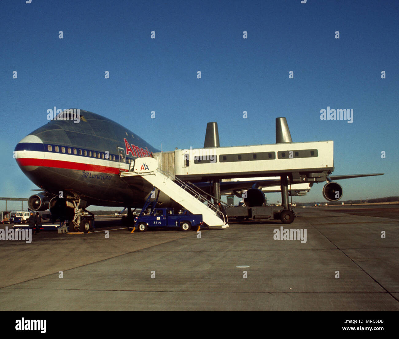 Dulles Airport 1973 06 04 Der Boeing 747 Und Ein Mobil Lounge Am Dulles International Airport 1973 Foto Von Dennis Brack B2 Stockfotografie Alamy