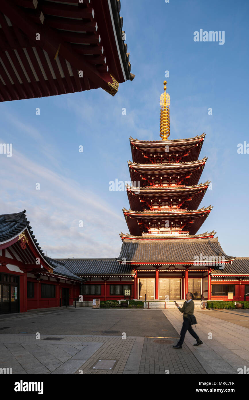 Man geht durch die Five-Story Pagode in: Tokyo, Asakusa, Tokyo, Japan Stockfoto