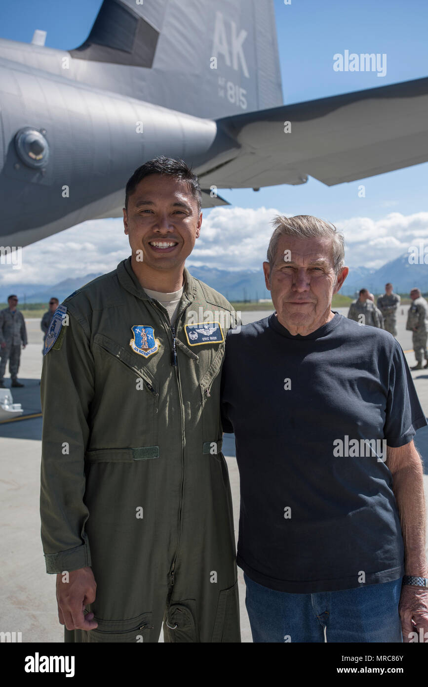 Gemeinsame Basis ELMENDORF - Richardson, Alaska - Lt. Oberst Eric Budd, Kommandeur der 211. Die Rettung der 176 Wing Squadron und der erste Pilot der neuen 211 th HC-130J, steht mit dem ehemaligen Flugbesatzungen und 176 abgeordnete Personal Sgt. (Ret.) Fred Gomez, der in der ersten HC-130 der Flügel in den frühen 1970er Jahren flog. 176 Flügel Mitglieder der Alaska Air National Guard, Familie und Freunde begrüßten ihre erste neue HC-130J "Combat König II "Flugzeuge hier Samstag, Juni 3. (U.S. Air National Guard Foto von Tech. Sgt. N. Alicia Halla.) Stockfoto