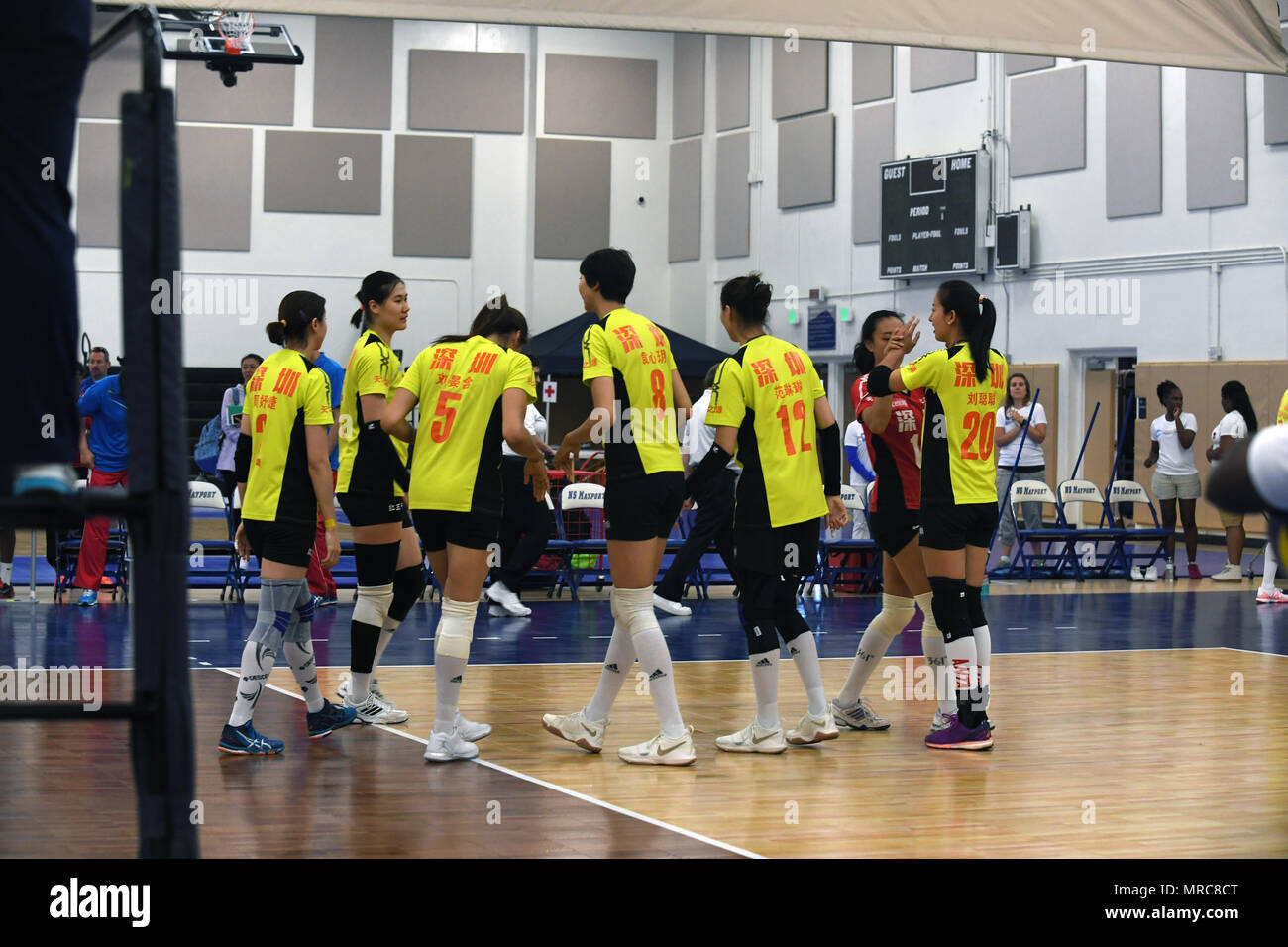 Chinesische Frauen Volleyball Team feiert ihren Sieg über die USA in Spiel 1 des 18 Conseil International du Sport Militaire (CISM) Welt Frauen militärischen Volleyball Meisterschaft am Naval Station Mayport, Florida am 4. Juni 2017. Mayport ist Gastgeber der CISM Championship vom 2. bis 11. Juni. Finals sind am 9. Juni. (Foto von Petty Officer First Class John Hamburg, NPASE SÜDLICHSTEN) Stockfoto