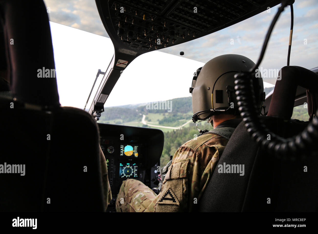 Ein US-Soldat von Joint Multinational Readiness Center, (Operations Group) Falcon Beobachter Trainer Trainer Team fliegt ein UH-72A Lakota Hubschrauber und beobachten Sie die Kampfhandlungen während der Übung kombinierte Lösen VIII am Hohenfels, Hohenfels, Deutschland Juni 2, 2017. Übung kombinierte Lösen VIII ist eine multinationale Übung konzipiert der Armee Regional zugeteilten Kräfte auf die US-European Command. Kombinierte lösen VIII werden mehr als 3.400 Teilnehmer aus 10 Nationen gehören. Das Ziel der Übung ist es, die Kräfte in Europa bereiten zusammen zu arbeiten stabil zu fördern. Stockfoto