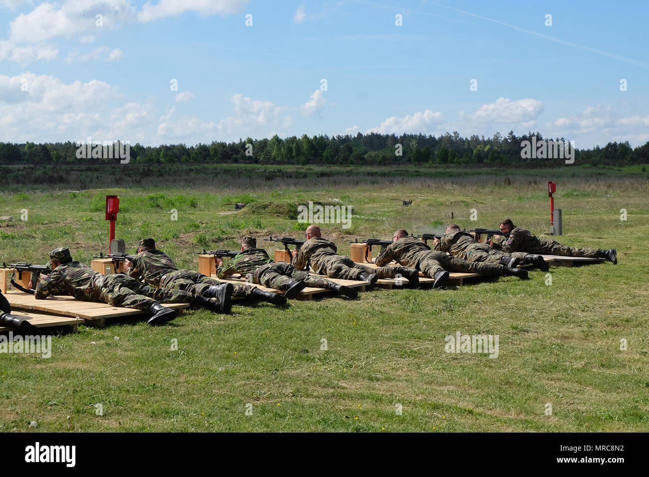 Battle Group Polen Rumänische Soldaten gegen die polnische Soldaten mit dem Beryll 5,56 mm Sturmgewehr während eines polnischen Veteranen Tag bundesschiessen in der Nähe von bemowo Piskie Training Area 27. Mai. Die multinationalen Battle Group ist in Polen als Teil der NATO-Enhanced, Präsenz und die Soldaten haben gut mit dem in der Nähe gelegenen Gemeinden alle als ein Weg, den die Bürger ihre Präsenz und über die Mission der Battle Group zu Lernen aktiv gewesen. (U.S. Armee Foto von SPC. Kevin Wang/Freigegeben) Stockfoto