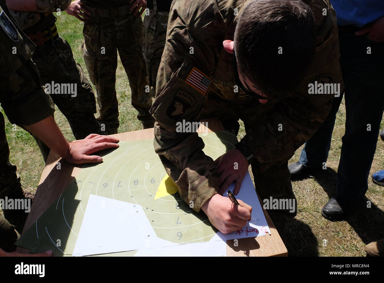 Battle Group Polen US-Soldat setzte seinen Namen auf das Ziel, die er mit dem Polnischen Beryll 5,56 mm Sturmgewehr geschossen während eines polnischen Veteranen Tag bundesschiessen in der Nähe von bemowo Piskie Training Area 27. Mai. Die multinationalen Battle Group ist in Polen als Teil der NATO-Enhanced, Präsenz und die Soldaten haben gut mit dem in der Nähe gelegenen Gemeinden alle als ein Weg, den die Bürger ihre Präsenz und über die Mission der Battle Group zu Lernen aktiv gewesen. (U.S. Armee Foto von SPC. Kevin Wang/Freigegeben) Stockfoto