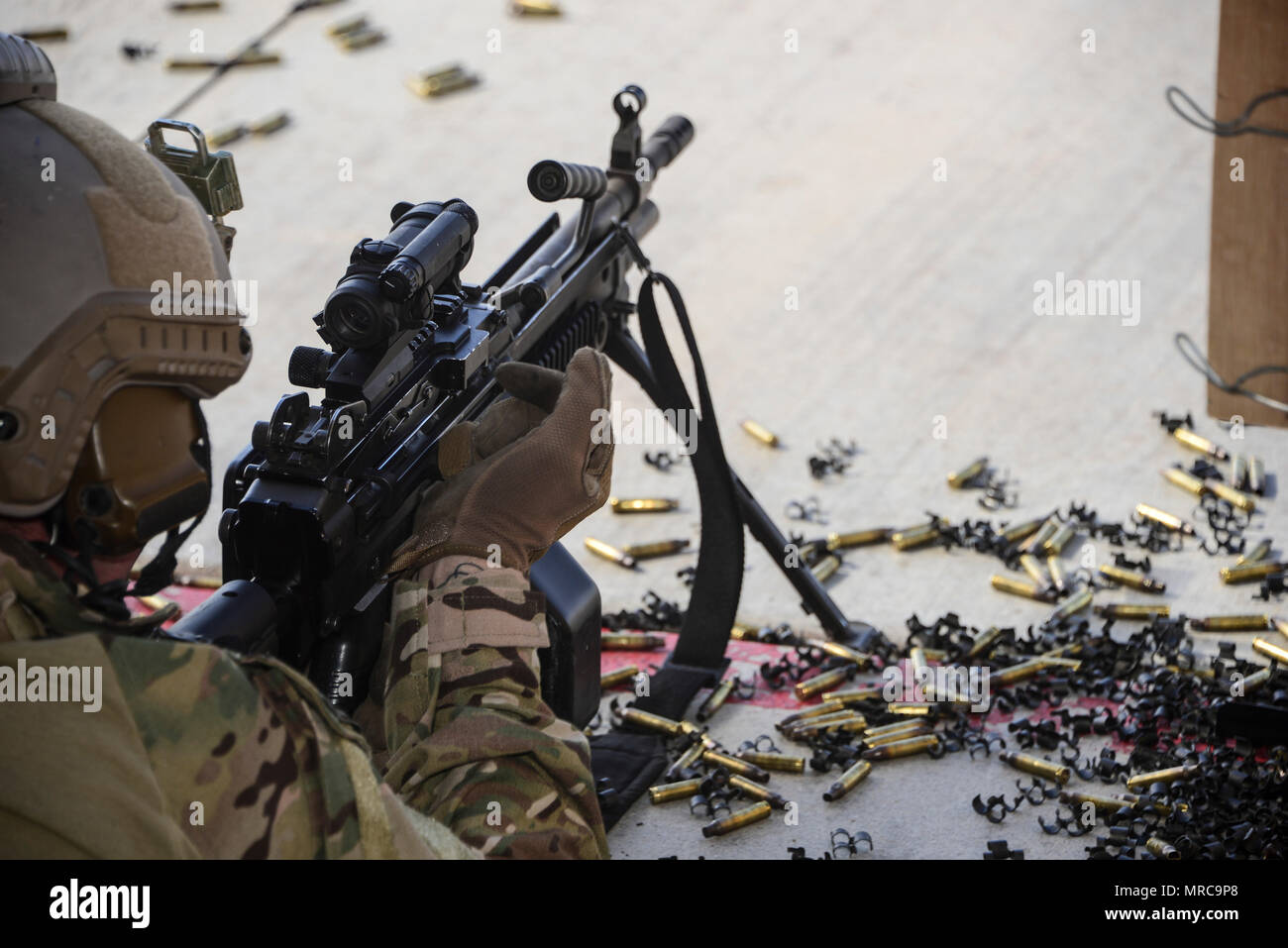 Ein US Air Force pararescueman Brände ein M249 automatisches Gewehr während der Guardian Angel Mission Qualifikation Schulung in Davis-Monthan Air Force Base, Ariz., 18. Mai 2017. Die MQT ist ein 90-tägiger Kurs, der nimmt pararescuemen, die Bildung und Ausbildung Befehl Schulausbildung abgeschlossen haben und hilft Ihnen bei der Verwirklichung Ihrer 5-Qualifikation. (U.S. Air Force Foto von Airman 1st Class Nathan H. Barbour) Stockfoto