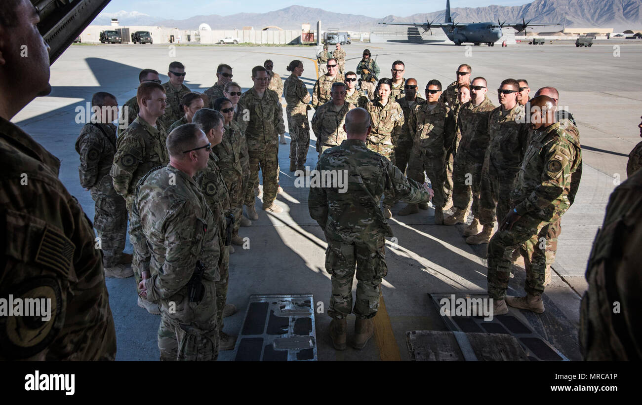 Air Force Stellvertretender Stabschef Generator Stephen W. Wilson durch Mitglieder der 455th Air Expeditionary Wing während einer Tour von der C-130 J Hercules 13. April 2017 am Flughafen Bagram, Afghanistan. Wilson und Chief Master Sgt. der Air Force Kaleth O. Wright besucht Bagram als Teil einer Tour durch mehrere Orte in der US Central Command Verantwortungsbereich. Stockfoto