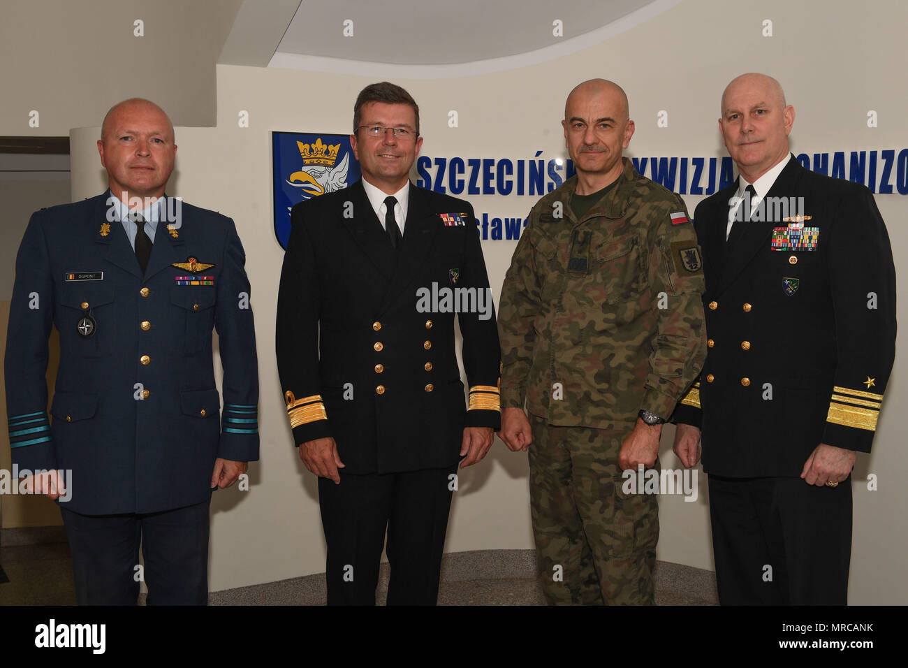 BALTOPS ist eine jährliche multinationale maritime Übung, die von den Vereinigten Staaten geleitet und von NATO-Truppen im Ostseeraum durchgeführt wird, um die Interoperabilität und die Sicherheit im Seeverkehr zu verbessern. Das Archivbild dokumentiert hochrangige NATO- und alliierte Militärführer während eines vor dem Segel ausgerichteten Bürobesuchs in Stettiner, Polen, am 2. Juni 2017 als Teil von BALTOPS 2017. Stockfoto