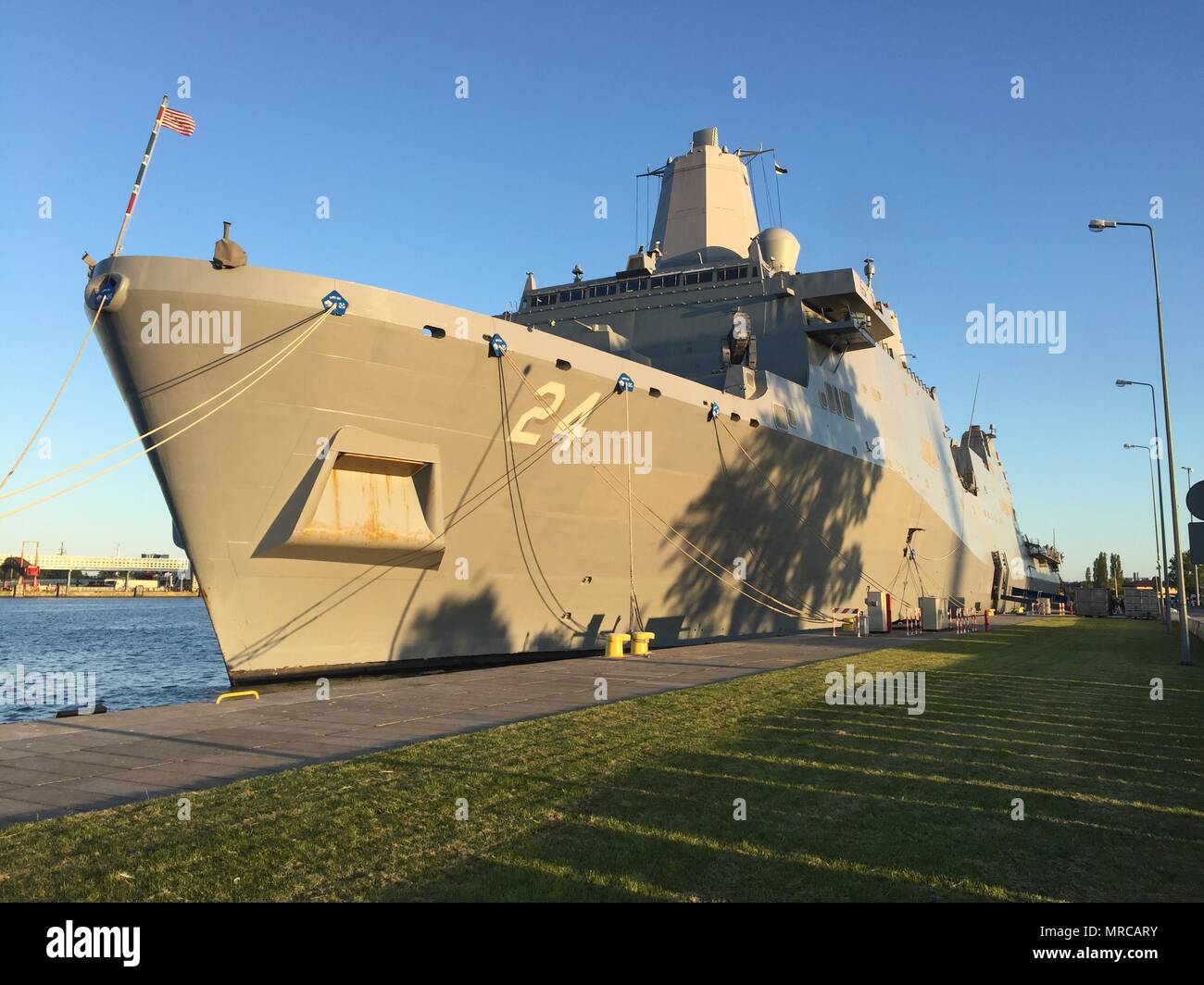Die USS Arlington (LPD 24) ist ein Amphibien-Transportdock der US-Navy, das 2013 in Betrieb genommen wurde. Das von Huntington Ingalls Industries gebaute 684-Fuß-Schiff unterstützt die Expeditionskriegsführung mit einem Brunnendeck und einem Flugdeck für Landungsboote und Hubschrauber. Das Archivbild zeigt das Schiff, das am 2. Juni 2017 in Swinoujscie, Polen, während der Übung BALTOPS in der Ostseeregion vor Anker lag. Stockfoto