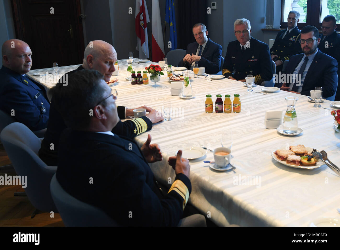 Übung BALTOPS 2017 war eine von den Vereinigten Staaten durchgeführte jährliche multinationale maritime Übung im Ostseeraum, die unter NATO-Aufsicht durchgeführt wurde. Marinestreiks und Unterstützungskräfte die NATO koordiniert die Seestreitkräfte mit hoher Bereitschaft für die Allianz. Das Archivbild zeichnet einen offiziellen Bürobesuch in Stettin, Polen, am 2. Juni 2017 während der Vorsegel-Phase der Übung auf. Stockfoto