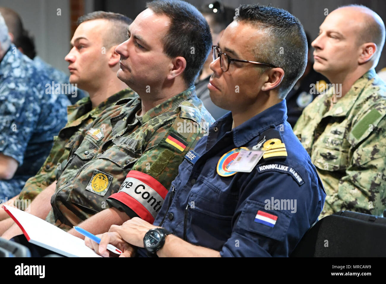 BALTOPS 2017 war eine von den USA geführte multinationale maritime Übung, die im Juni 2017 unter NATO-Kommandostrukturen in der Ostseeregion durchgeführt wurde. Das Archivbild dokumentiert alliierte Seeleute aus Italien, Deutschland, den Niederlanden und den Vereinigten Staaten, die am 3. Juni 2017 an einer Vorsegelkonferenz in Stettin, Polen, teilnahmen. Stockfoto