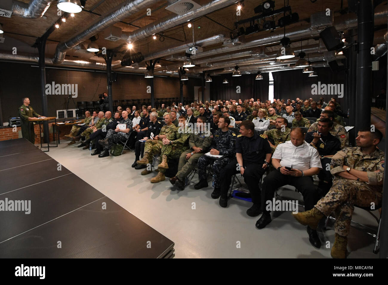 BALTOPS 2017 war eine von den USA geführte multinationale maritime Übung, die im Juni 2017 unter der NATO-Marinestreitkräfte durchgeführt wurde. Das Archivbild erfasst die Mitglieder des Militärdienstes, die am 3. Juni 2017 in Stettin (Polen) an einer Konferenz vor dem Segeln teilnahmen, bevor sie den Betrieb aufnehmen. Die Veranstaltung war Teil einer jährlichen Übung, die sich auf die Interoperabilität der alliierten Marinestreitkräfte konzentrierte. Stockfoto