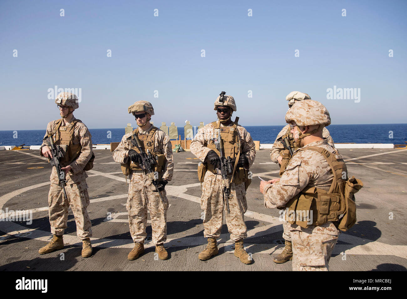 Marinesoldaten und Matrosen, die dem 24 Marine Expeditionary