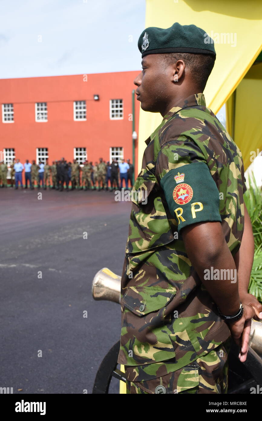 Ein Mitglied der Barbados Defence Force steht bei Parade Rest während der Eröffnungsfeier für Tradewinds 2017 in Bridgetown, Barbados, 6. Juni 2017. Tradewinds ist eine gemeinsame, kombinierte Übung in Verbindung mit Partnerstaaten durchgeführt, um die kollektiven Fähigkeiten der Streitkräfte und constabularies zur Verbesserung der grenzüberschreitenden organisierten Kriminalität zu begegnen, und Humanitäre/Katastrophenhilfemaßnahmen zu führen. (U.S. Coast Guard Foto von Petty Officer 1st Class Melissa Leake/Freigegeben) Stockfoto