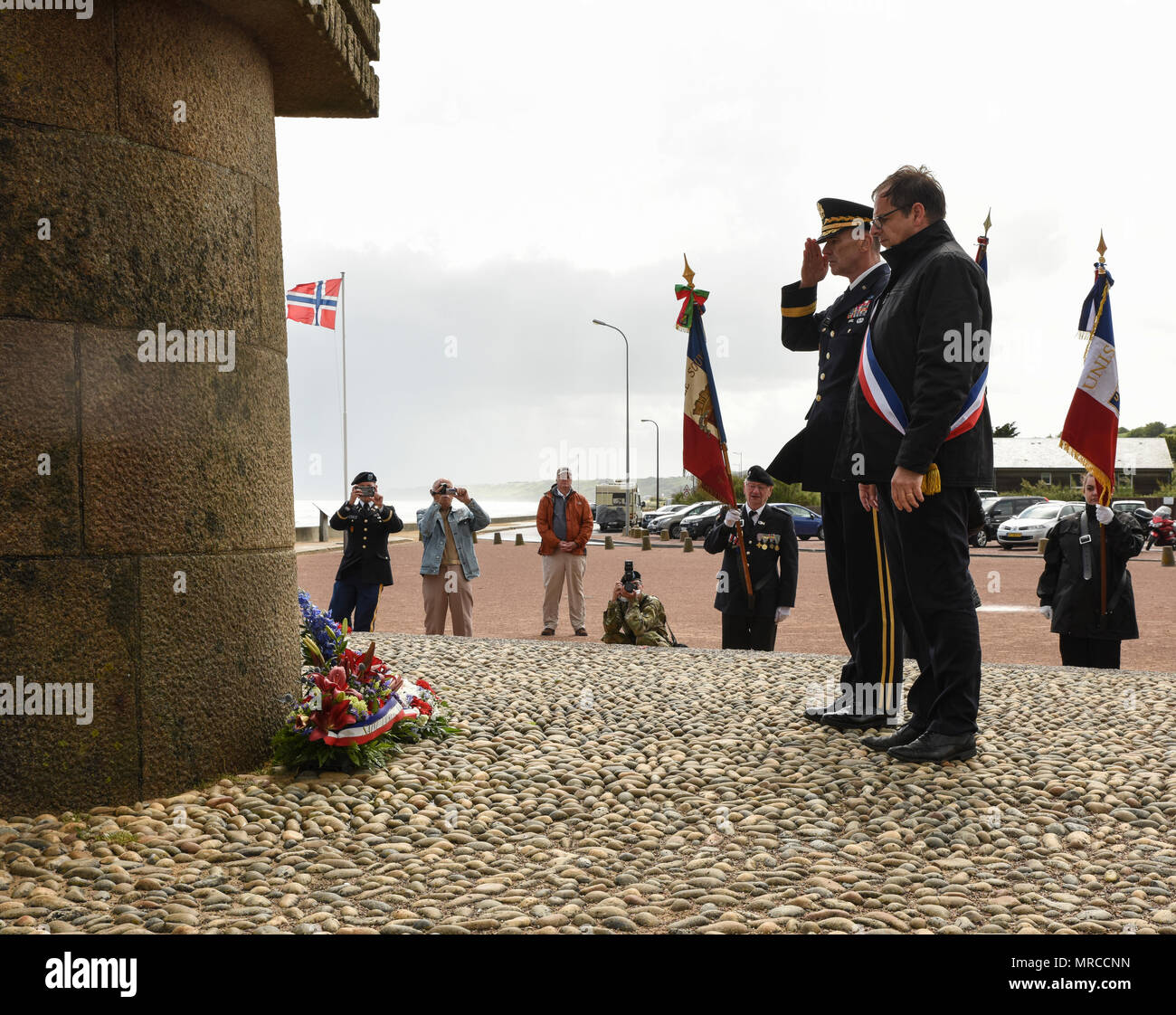 Herr Philippe Laillier, Bürgermeister von Saint-Laurent-sur-Mer, Frankreich, und Generalmajor John Gronski, U.S. Army Europe Stellvertretenden Kommandierenden General (ARNG), in einem D-Day Gedenkfeier in Colleville-sur-Mer am 6. Juni 2017 Teil, nach dem legen Kränze an die Verbündeten, die beim Helfen befreien Frankreich gestorben. Diese Zeremonie im Gedenken an den 73. Jahrestag des D-Day, dem größten multi-nationalen amphibische Landung und operativen militärischen Airdrop in der Geschichte, und hebt die USA "unerschütterlichen Verpflichtung gegenüber den europäischen Verbündeten und Partnern. Insgesamt ca. 400 US-servicemembers aus Einheiten, die die in Stockfoto