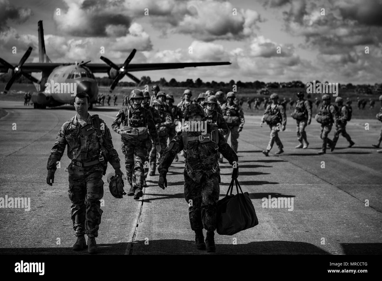 Us Air Force C-130J Super Hercules auf der 37th Airlift Squadron an der Air Base Ramstein, Deutschland, zur Cherbourg-Maupertus Flughafen, Frankreich, 4. Juni 2017 vergeben. Die modernen Fallschirmjäger neu Luft sinkt ähnlich, die am D-Day, 6. Juni 1944. Dieses Ereignis erinnert an den 73. Jahrestag des D-Day, den größten multinationalen amphibische Landung und operativen militärischen Airdrop in der Geschichte, und hebt die USA "unerschütterlichen Verpflichtung gegenüber den europäischen Verbündeten und Partnern. Insgesamt ca. 400 US-Mitgliedern aus Einheiten in Europa und den USA sind die Teilnehmenden in den zeremoniellen D-Day 73 e Stockfoto