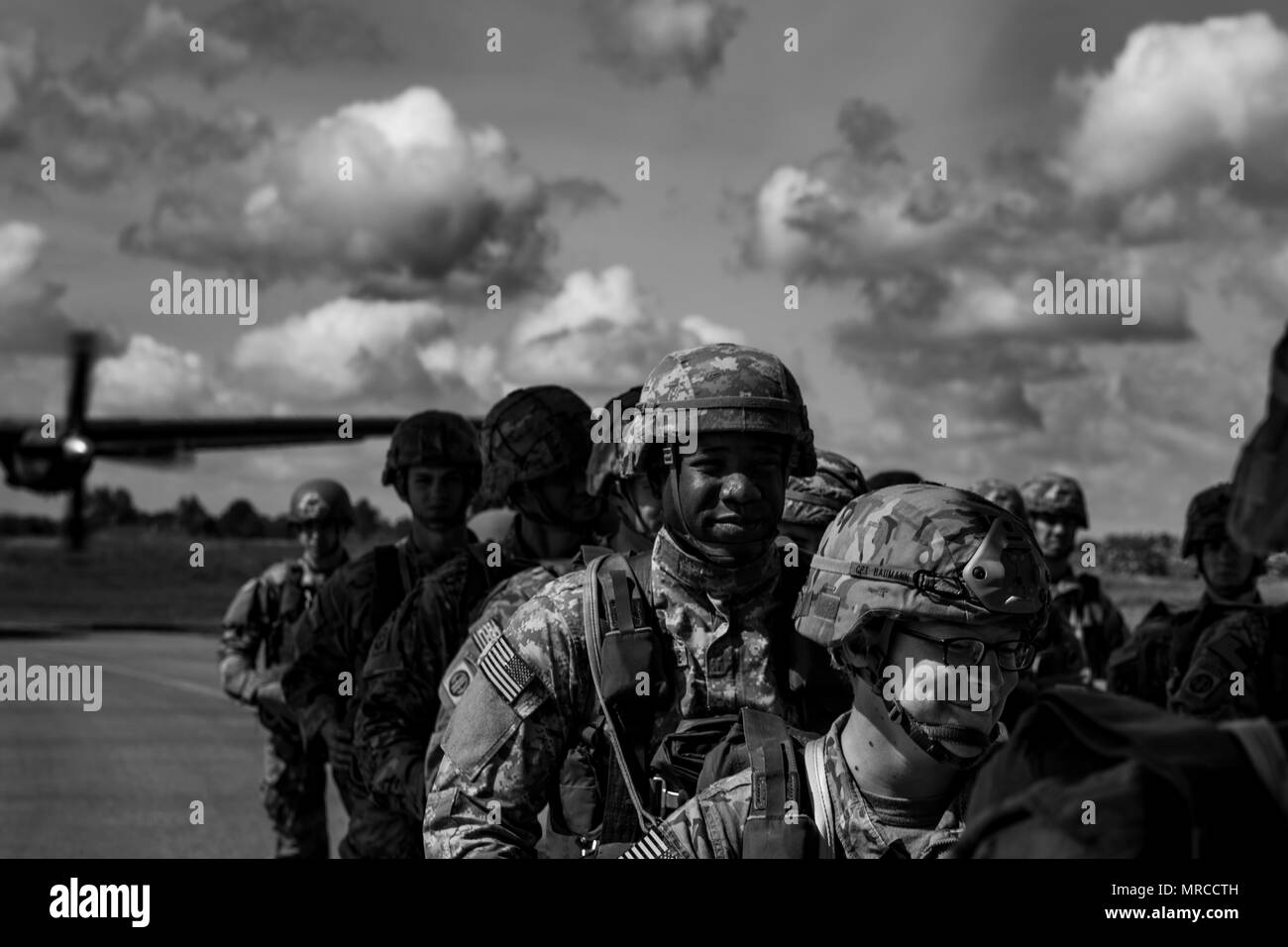 Amerikanische und deutsche militärische Mitglieder board a US Air Force C-130J Super Hercules auf der 37th Airlift Squadron an der Air Base Ramstein, Deutschland zugewiesen, bei Cherbourg-Maupertus Flughafen, Frankreich, 4. Juni 2017. Die modernen Fallschirmjäger neu Luft sinkt ähnlich, die am D-Day, 6. Juni 1944. Dieses Ereignis erinnert an den 73. Jahrestag des D-Day, den größten multinationalen amphibische Landung und operativen militärischen Airdrop in der Geschichte, und hebt die USA "unerschütterlichen Verpflichtung gegenüber den europäischen Verbündeten und Partnern. Insgesamt ca. 400 US-Mitgliedern aus Einheiten in Europa und den USA ein Stockfoto