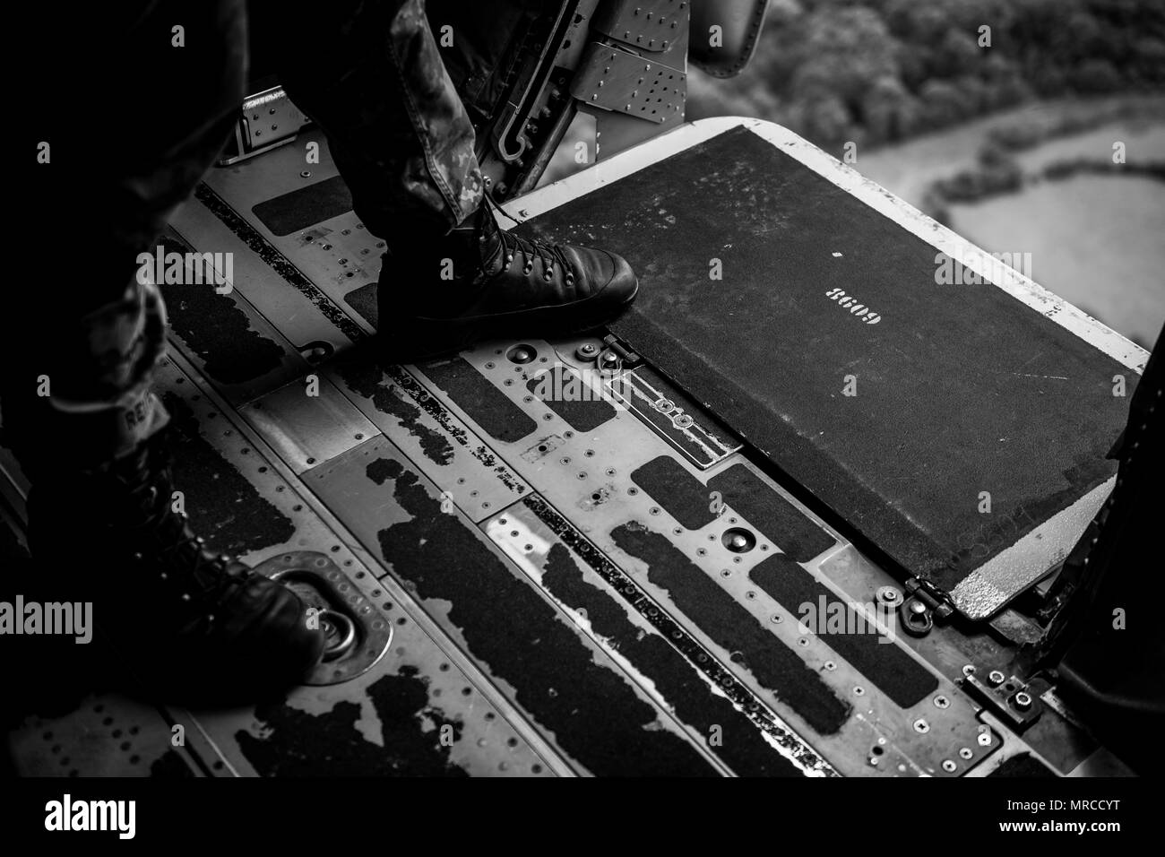 Ein deutscher Soldat bereitet zu springen aus der US Air Force C-130J Super Hercules an der Air Base Ramstein, Deutschland auf der 37th Airlift Squadron zugeordnet, als Teil einer Airdrop in der Nähe von Sainte-Mere-Eglise, Frankreich, 4. Juni 2017. Dieses Ereignis erinnert an den 73. Jahrestag des D-Day, den größten multinationalen amphibische Landung und operativen militärischen Airdrop in der Geschichte, und hebt die USA "unerschütterlichen Verpflichtung gegenüber den europäischen Verbündeten und Partnern. Insgesamt ca. 400 US-Mitgliedern aus Einheiten in Europa und den USA sind die Teilnehmenden in den zeremoniellen D-Day 73 Veranstaltungen von 31. Mai bis 7. Juni 2017. (U Stockfoto